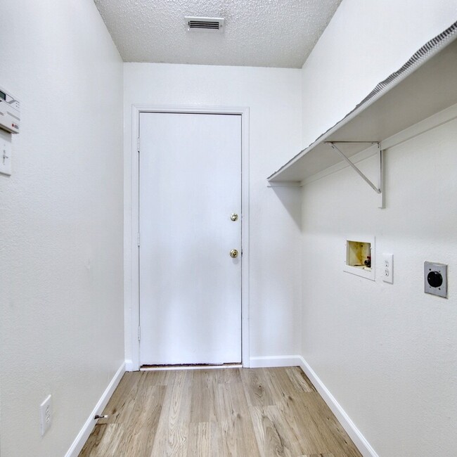Building Photo - 8751 Gray Fox Ct
