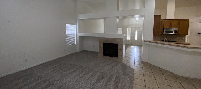Building Photo - Spacious 4 Bedroom House