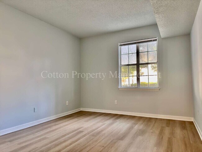 Building Photo - Updated 2BR/2BA First Floor Condo in Midto...