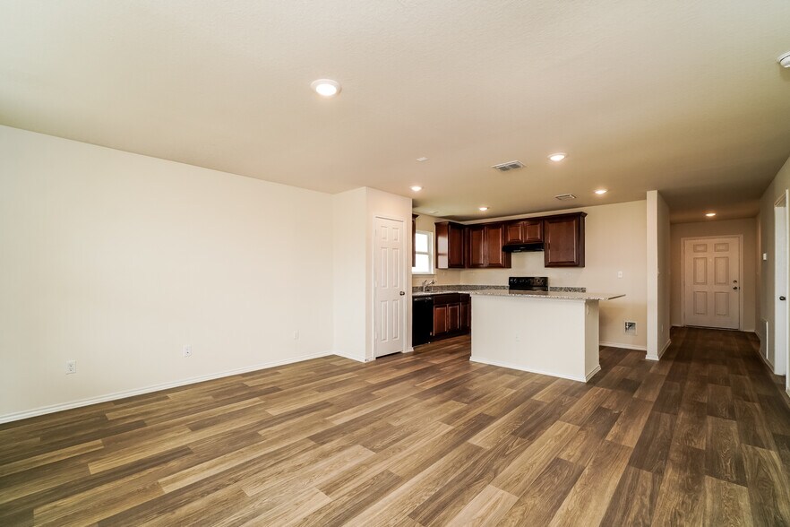 Building Photo - 819 Retama Pass