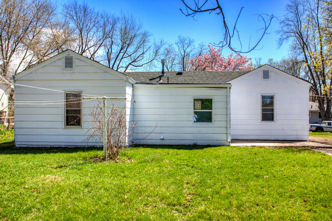 Building Photo - 4 Bedroom home fully fenced in back yard!