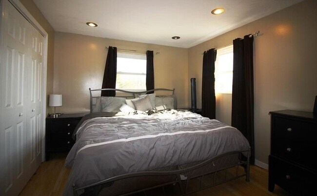 Building Photo - Beautiful Mid Entry Home in a Quiet Neighborhood