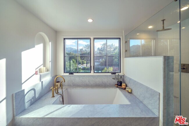 Building Photo - 2310 Laguna Cir Dr