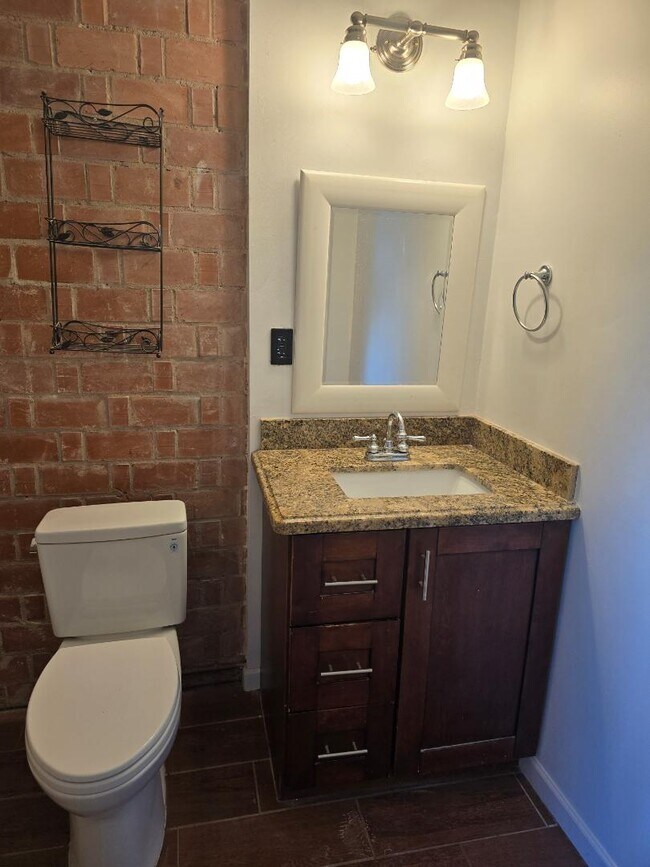 Building Photo - 1916 W Cambridge Ave