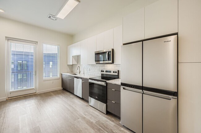 Building Photo - Avian Apartments