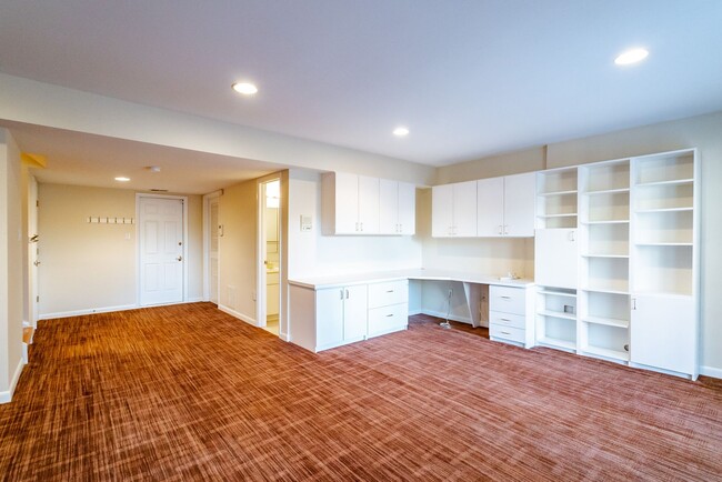 Building Photo - Luxurious 3 Bed 2 Full 2 Half Bath Brick T...