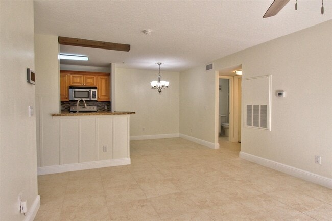 Building Photo - 7667 N Wickham Rd