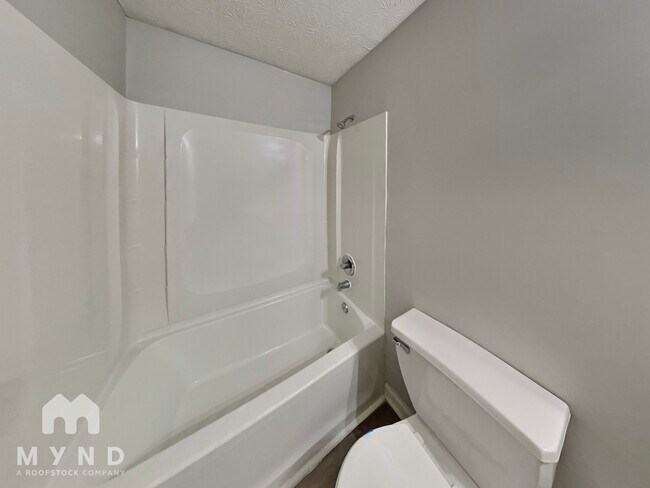 Building Photo - 325 Lake Royale Pl