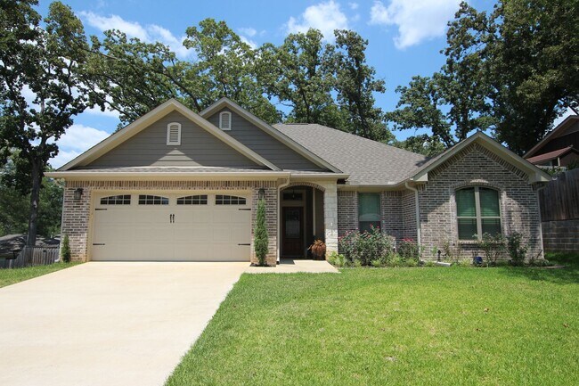Primary Photo - Coming Soon! Stunning 3 Bed 2 Bath Home on...