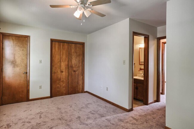 Building Photo - 32 Forest Cir