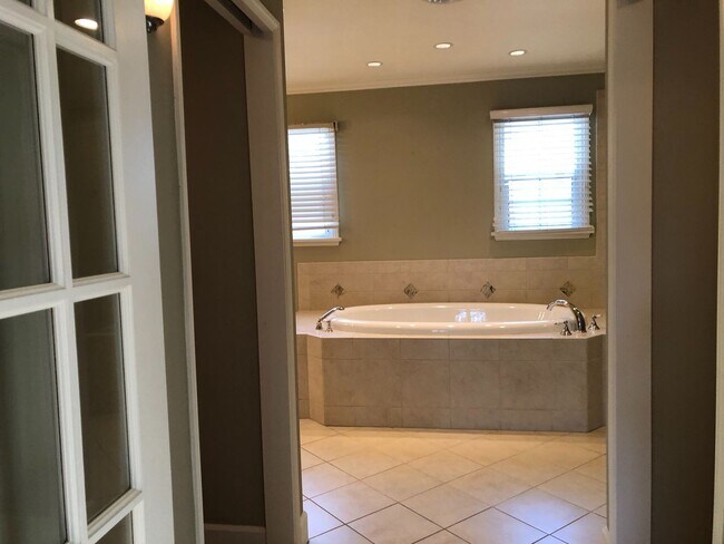 Building Photo - Elegant and Luxury home in Medina, 5 bedro...