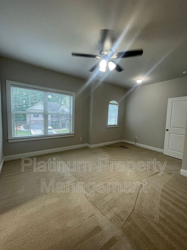 Building Photo - 5180 Mirror Lake Dr