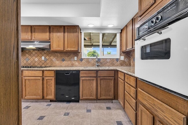 Building Photo - 6 Bedrooms, 3 Bath,  Pool CLOSE TO ASU (Rural & Broadway)