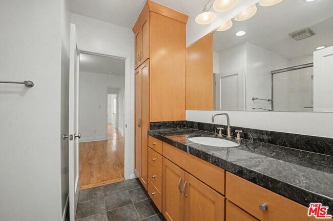 Building Photo - 10543 Almayo Ave