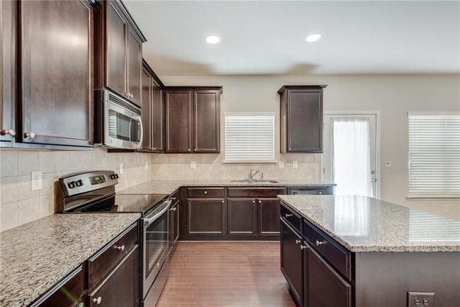 Building Photo - 933 Whitfield Oak Way NE
