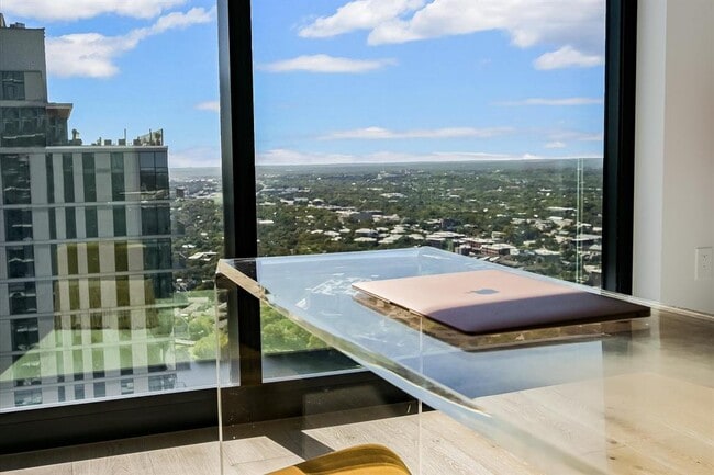 Building Photo - 610 Davis St