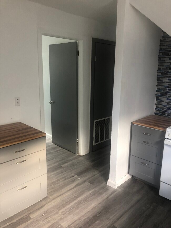 Building Photo - 146 Plymouth St