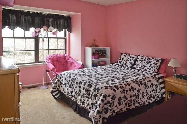 Building Photo - 3 br, 2.5 bath Townhome - 19 Woodward Lane