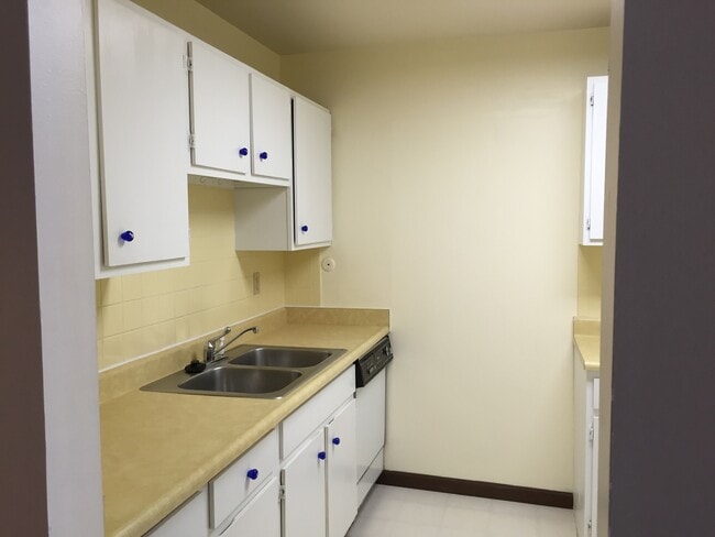 Building Photo - 2 Bed 1 Bath First Floor Corner Unit Manha...