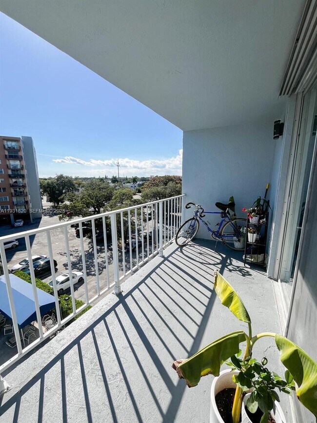 Building Photo - 1470 NE 125th Terrace