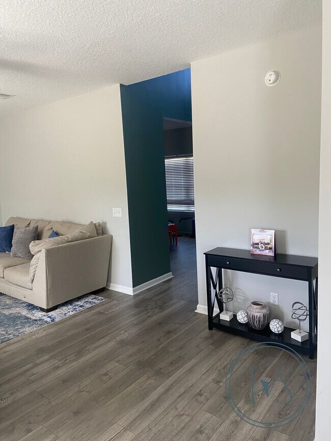 Building Photo - SPRING MOVE-IN SPECIAL AND RATE DROP ALERT...