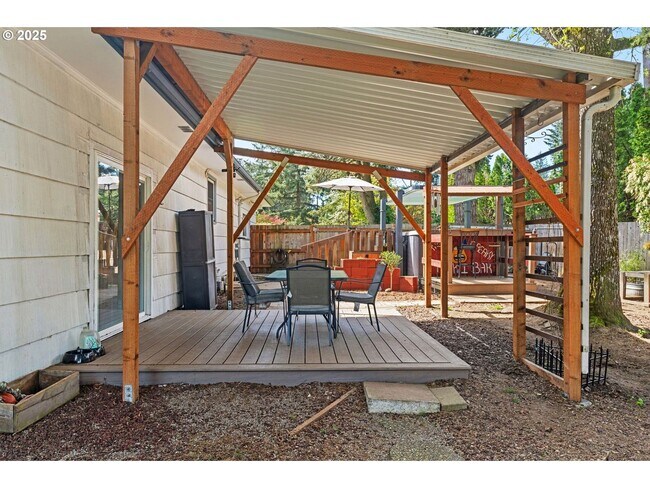 Building Photo - Quarter Acre Comfort