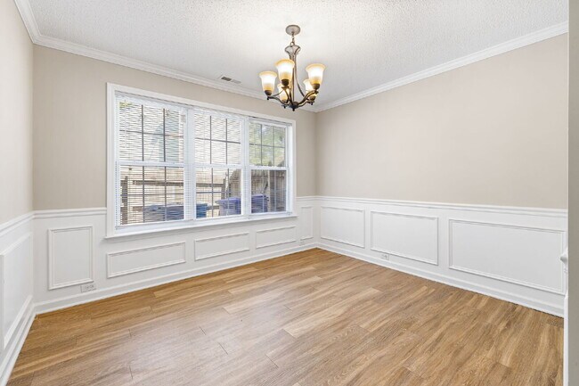 Building Photo - Very quiet and private location in heart of RTP
