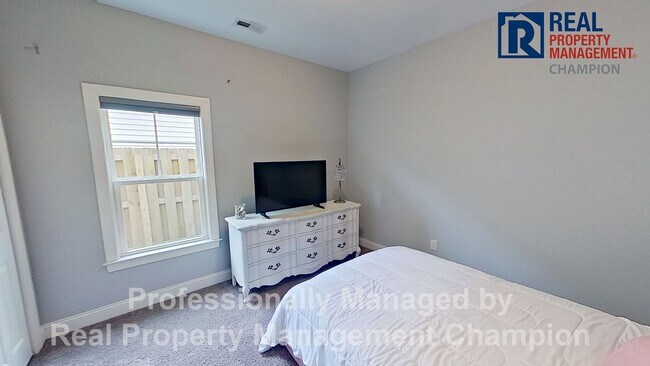 Building Photo - Immaculate 4 BD/3 BA Home w/Screened Porch and Fenced Back Yard