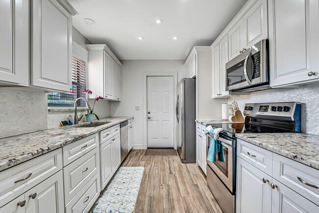 Building Photo - 532 N Palmway