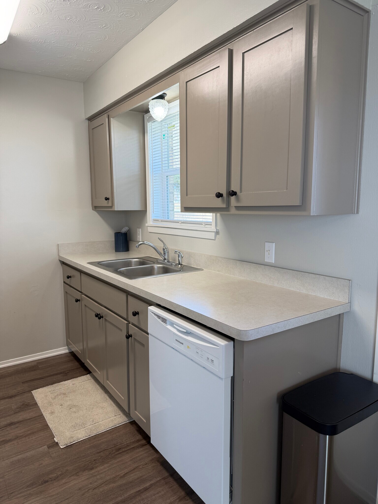 kitchen - 2604 N Austin Ave