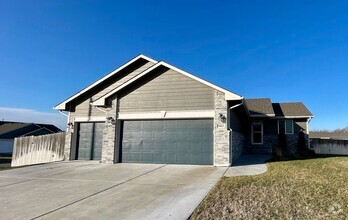 Building Photo - 4 Bedroom Home in Derby !