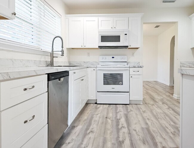 Building Photo - Beautiful 4/2 in Gainesville's Beldevere Area