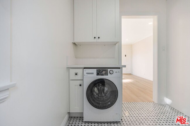 Building Photo - 2310 1/2 Pisani Pl