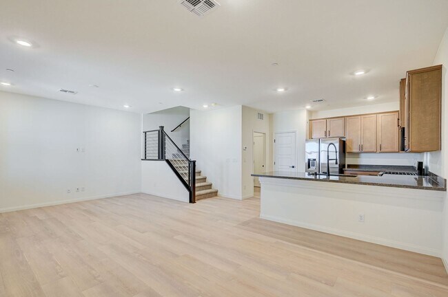 Building Photo - Stunning Summerlin townhome! 2 car garage!