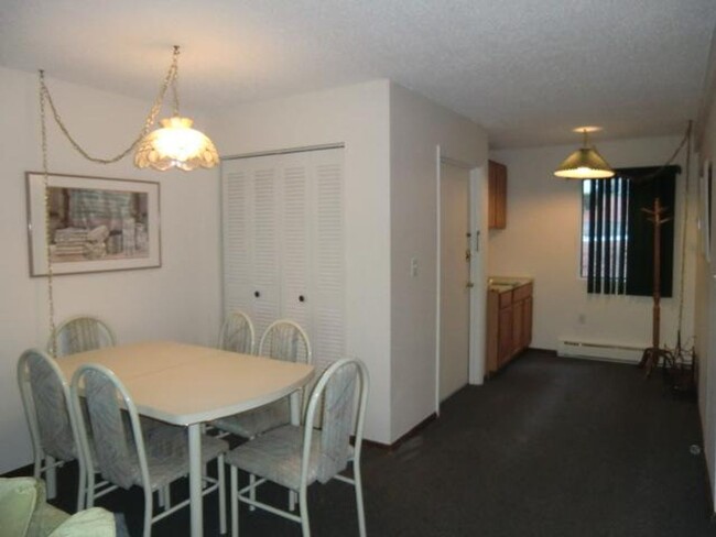 Building Photo - **WINTER RENTAL** 2 Bedroom Condo Near Wei...