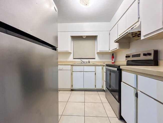 Building Photo - Spacious 2/1 in Sugarfoot Area - Fenced in...