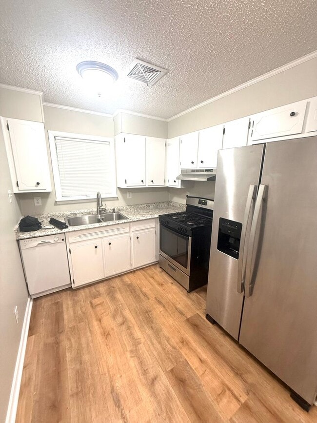 Building Photo - **3 Bed 2 Bath located off Wares Ferry Road** Call our self showing number to schedule a tour 334...