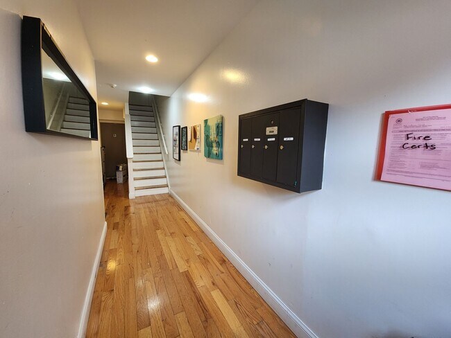 Building Photo - Spacious 2 bedroom unit in a great area in Graduate hospital