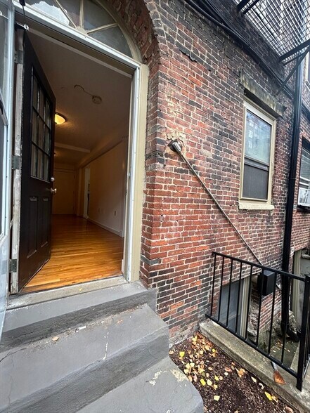 Building Photo - 65 Hancock St