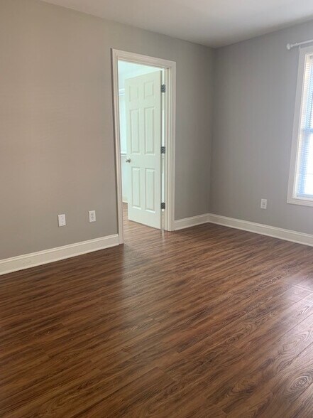 Building Photo - 641 W 44th St