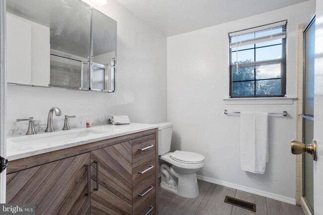 Building Photo - 6 Van Buren Pl