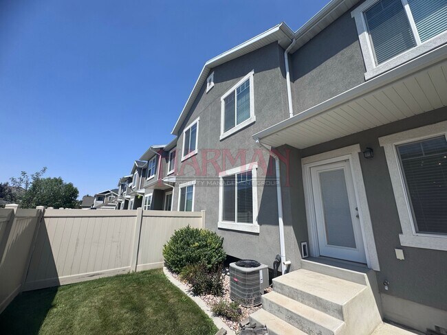 Building Photo - 1008 E 120 S