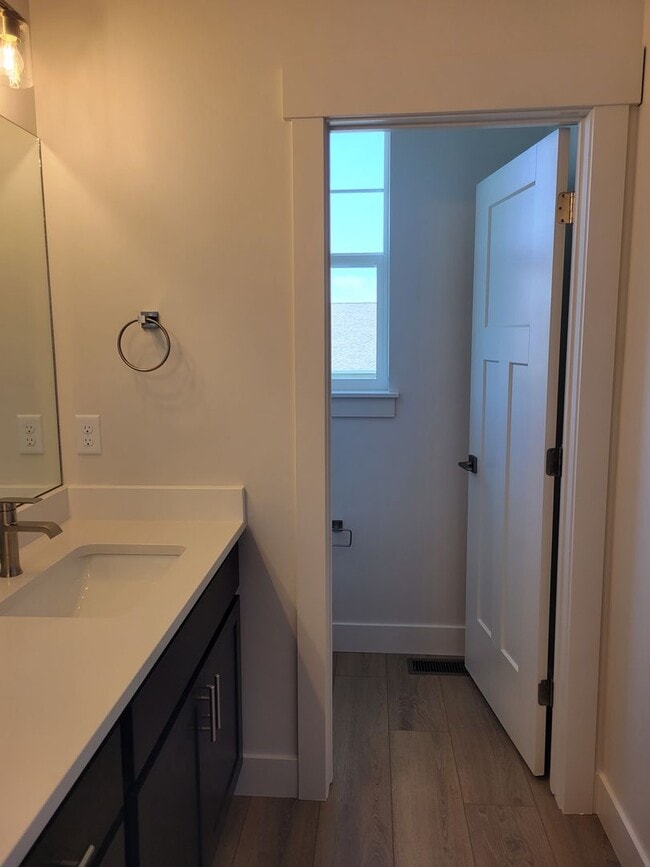 Building Photo - 3 Bed 2.5 Bath with double attached garage in Belgrade