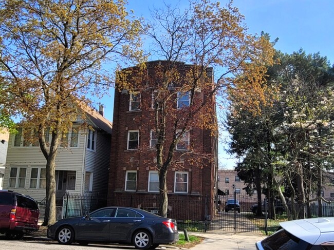 Building Photo - 1133 E 81st Pl