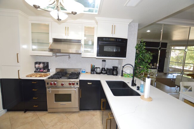 Building Photo - Newly Remodeled & Furnished Luxury Condo R...