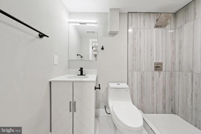 Building Photo - 28 Kennedy St