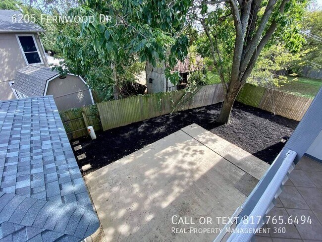 Building Photo - 6205 Fernwood Dr