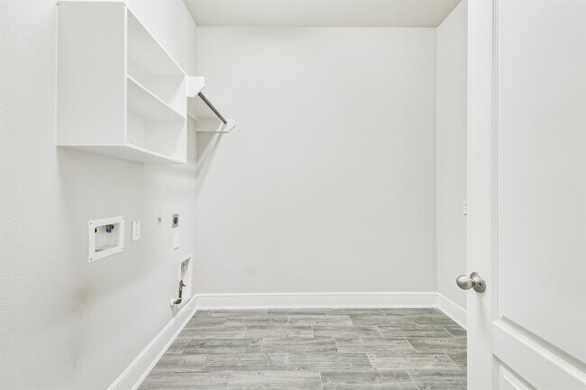 Building Photo - 210 Liatris Ct