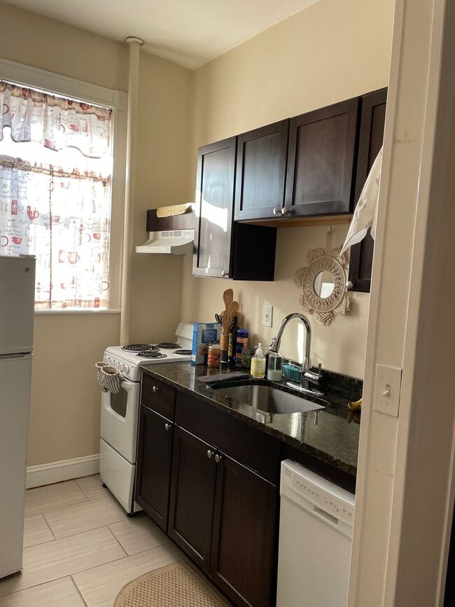 Building Photo - 2BR 1Bth unit. Heat/Hot Water included. Great location!