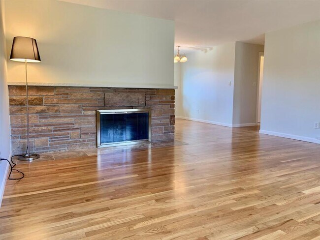 Building Photo - 3 bedroom in Bellevue WA 98006